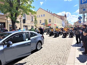 Dzieci i policjanci na stoiskach policyjnych podczas pikników