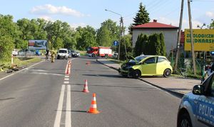 Motocykl i samochód po wypadku policjanci wykonują czynności na miejscu zdarzenia