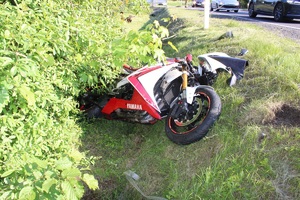 Motocykl i samochód po wypadku policjanci wykonują czynności na miejscu zdarzenia