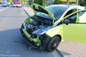 Motocykl i samochód po wypadku policjanci wykonują czynności na miejscu zdarzenia
