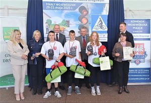 Turniej BRD uczestnicy podczas turnieju oraz na wspólnych zdjęciach