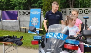 Policjanci i dzieci na stoisku policyjnym