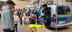 Policjanci i dzieci na stoisku policyjnym