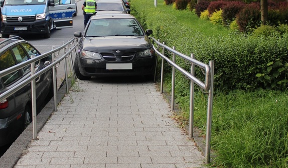 Uszkodzony samochód na podjeździe dla osób z niepełnosprawnością ruchową