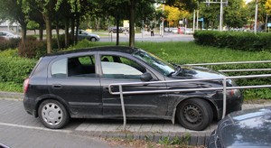 Uszkodzony samochód na podjeździe dla osób z niepełnosprawnością ruchową