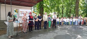 Goście i dzieci podczas kampanii &quot;cała Polska czyta dzieciom.