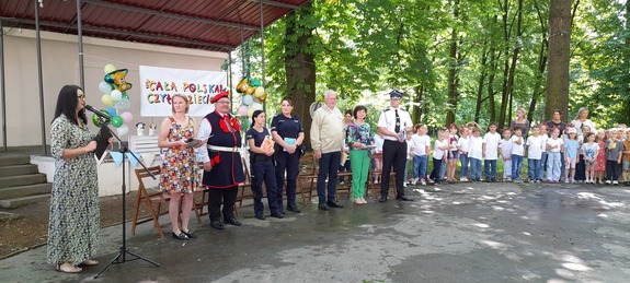 Goście i dzieci podczas kampanii &quot;cała Polska czyta dzieciom.