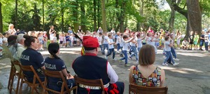 Goście i dzieci podczas kampanii &quot;cała Polska czyta dzieciom.
