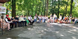 Goście i dzieci podczas kampanii &quot;cała Polska czyta dzieciom.