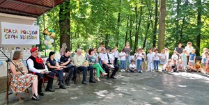 Goście i dzieci podczas kampanii &quot;cała Polska czyta dzieciom.