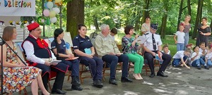 Goście i dzieci podczas kampanii &quot;cała Polska czyta dzieciom.