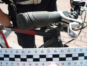 Rower oraz stojący obok niego policjant