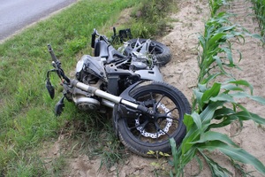 Motocykl na polu kukurydzy
