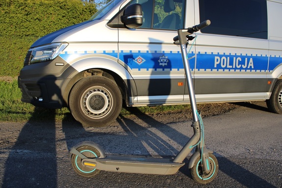 Hulajnoga obok radiowozu