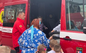Stoiska służb mundurowych i ratowniczych podczas święta Policji 2025