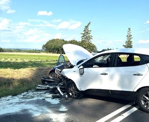 Uszkodzone samochody na ulicy podczas wypadku