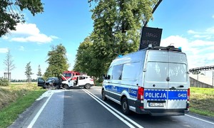 Uszkodzone samochody na ulicy podczas wypadku