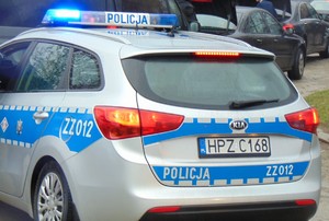 radiowóz na sygnałach przy ulicy