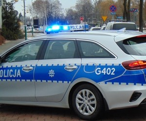 radiowóz na sygnałach przy ulicy