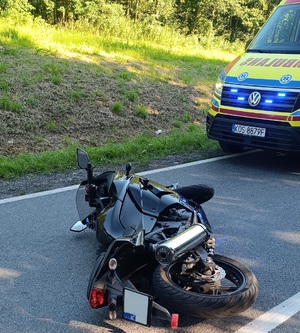 Uszkodzony pojazd i motocykl na jezdni