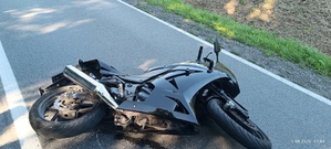 Uszkodzony pojazd i motocykl na jezdni