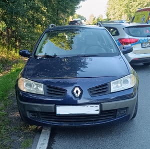 Uszkodzony pojazd i motocykl na jezdni