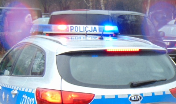 Radiowóz policyjny na sygnałach w tle inne samochody