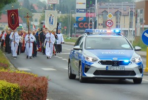 policjanci zabezpieczają procesję