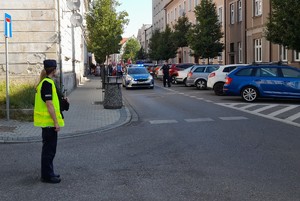 pilotaż  procesji z sanktuarium Matki Bożej Wspomożenia Wiernych policjantka przy ulicy