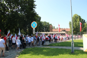 uczestnicy procesji wchodzą na teren Auschwitz