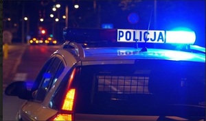 radiowóz z włączonymi światłami na ulicy