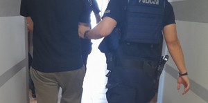 zatrzymany mężczyzna obok policjant
