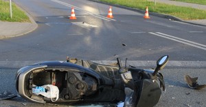 Uszkodzony skuter na jezdni