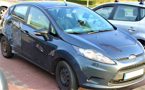 pojazd z uszkodzonym bokiem po zderzeniu ze skuterem