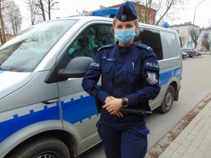 Na zdjęciu policjantka przed radiowozem