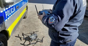 policjant i dron obok radiowozu