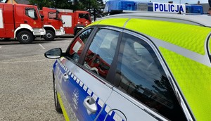 radiowóz i wozy strażackie