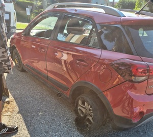 Uszkodzony Hyundai na jezdni