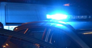 radiowóz z włączonymi sygnałami