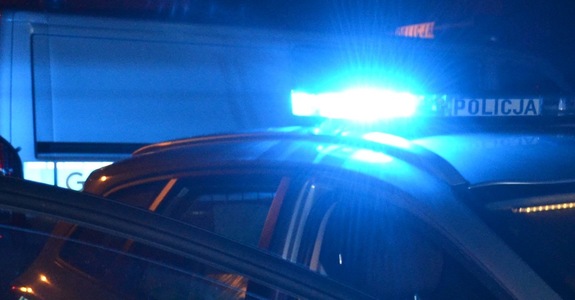 radiowóz z włączonymi sygnałami