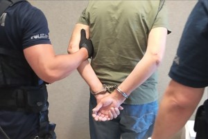 zatrzymany obok dwóch policjantów