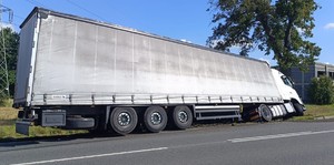 Uszkodzony tir uderzył w drzewo