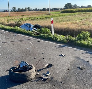 Rozbite samochody na ulicy w tle służby