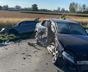 Rozbite samochody na ulicy w tle służby