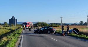 Rozbite samochody na ulicy w tle służby