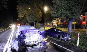 Na jezdni uszkodzone pojazdy, wozy służb w tle