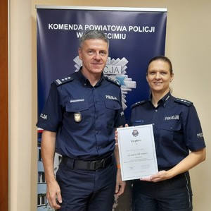policjantka z komendantem powiatowym na tle rollua