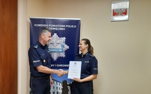 policjantka z komendantem powiatowym