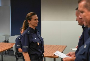 policjantka z komendantem wojewódzkim