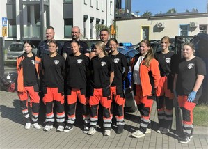Na zdjęciu uczennice ratownictwa medycznego podczas prezentacji resuscytacji
